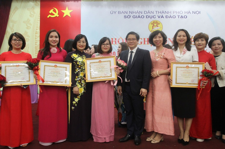 Vụ trưởng Vụ Giáo dục tiểu học Thái Văn Tài chụp ảnh lưu niệm và chúc mừng ngành Giáo dục và Đào tạo quận Hoàn Kiếm. Vụ trưởng Vụ Giáo dục tiểu học Thái Văn Tài chụp ảnh lưu niệm và chúc mừng ngành Giáo dục và Đào tạo quận Hoàn Kiếm.