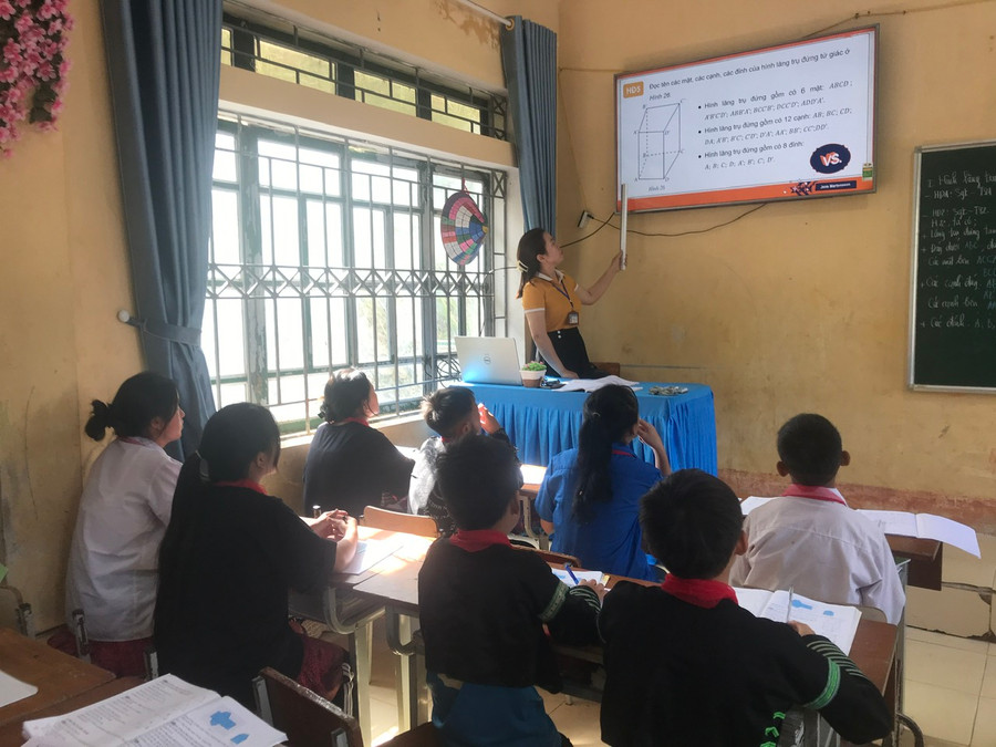 Giờ dạy học môn Toán của cô giáo Trương Thị Hương. Giờ dạy học môn Toán của cô giáo Trương Thị Hương.