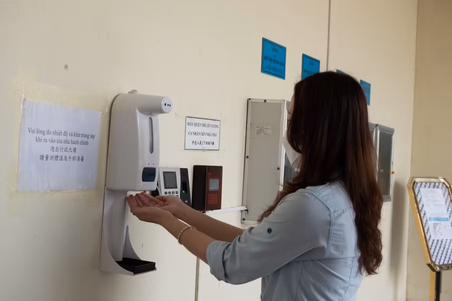 Tại toà nhà làm việc hành chính, thiết bị giám sát, đo thân nhiệt tự động được bố trí ngay lối ra vào khu nhà giúp công ty sàng lọc các nguy cơ gây bệnh.