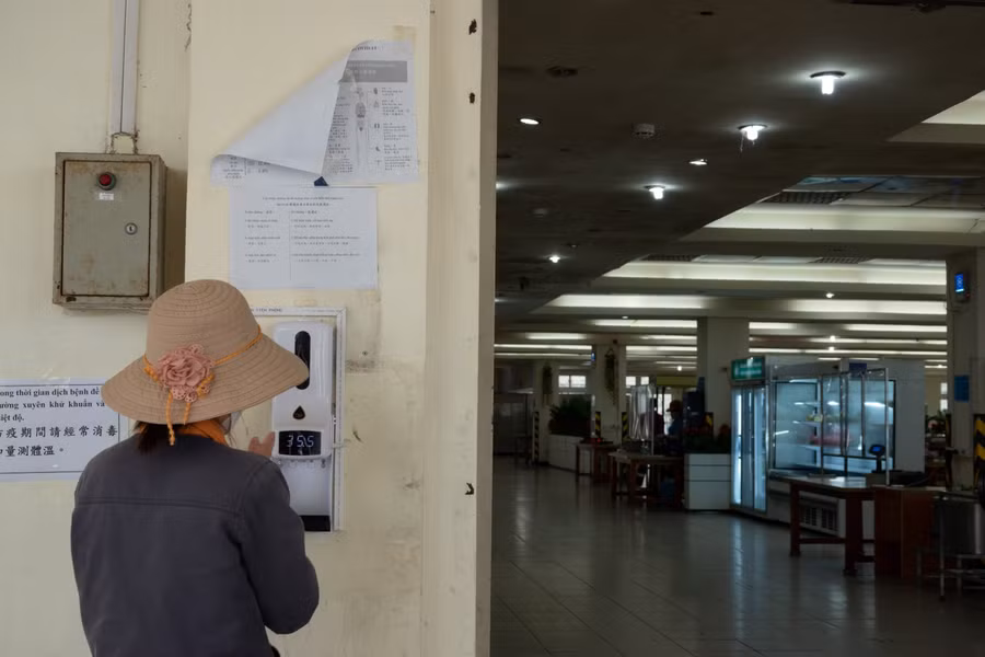 Khu nhà ăn được chia làm 2 khu vực chính và 6 điểm mua lẻ dịch vụ. Để đáp ứng số lượng thức ăn cho hơn 10.000 người, công ty đã giao cho đơn vị thầu khu nhà ăn sẵn sàng phương án về thực phẩm và nhân lực.