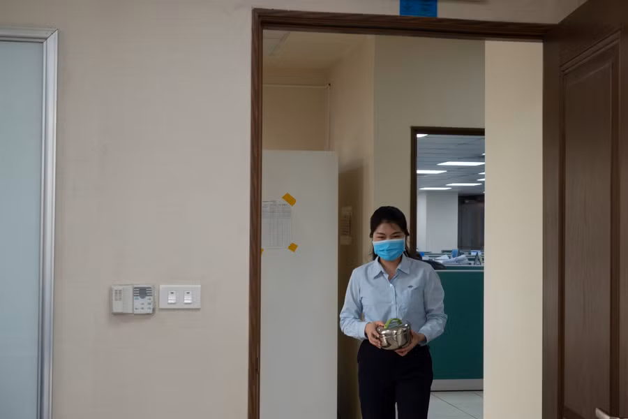 Đối với những F0 đã khỏi bệnh theo quy định của bộ Y tế, sau khi đi làm trở lại cũng được Formosa Hà Tĩnh trang bị phòng làm việc riêng. Chị Nguyễn Thị Mỹ Hường, nhân viên Formosa cho biết: "Công ty đã tạo mọi điều kiện để tôi yên tâm làm việc và ổn định sức khỏe. Ngoài ra, để hạn chế tiếp xúc với các nhân viên khác tôi cũng tự chủ động đưa cơm hộp từ nhà đến".