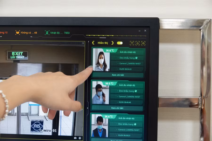 Sau khi đi qua hệ thống cửa cảm biến thân nhiệt tự động, màn hình sẽ hiển thị nhiệt độ của từng cán bộ, công nhân viên ra vào.
