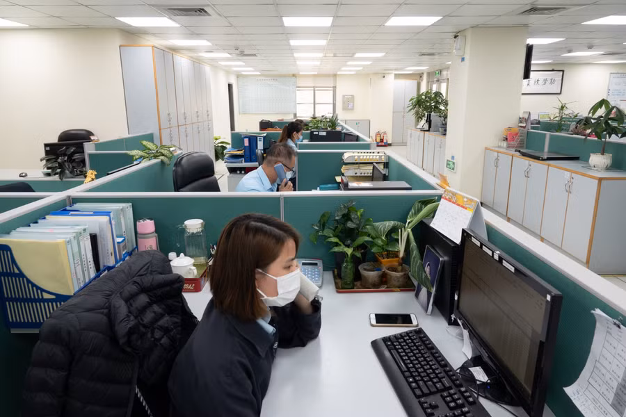 Mọi cán bộ, công nhân viên bắt buộc đeo khẩu trang, duy trì hoảng cách trong suốt thời gian làm việc.