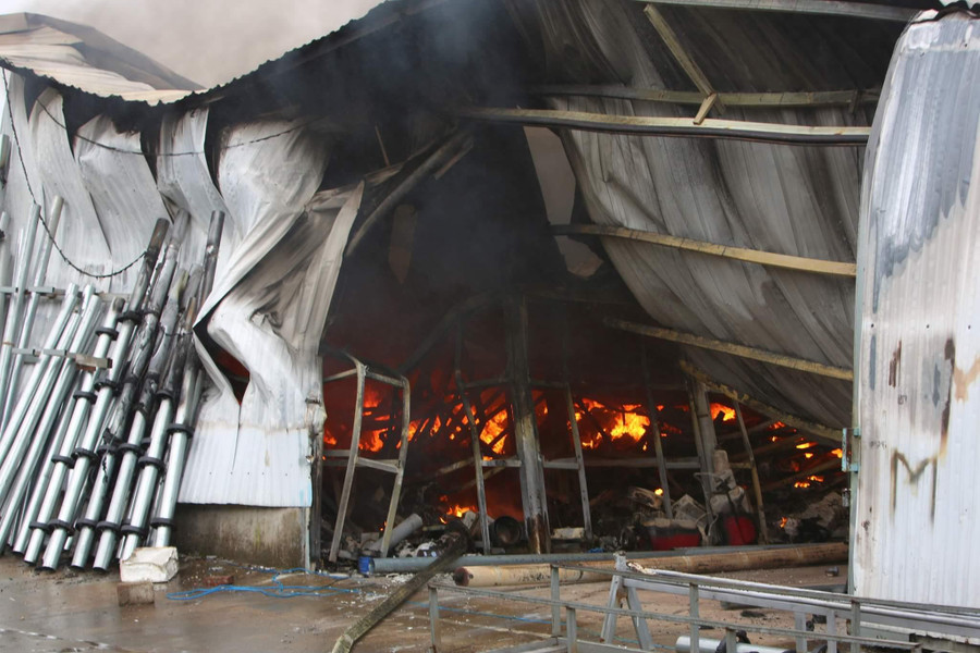 Đến khoảng gần 9h, lửa bên trong kho xưởng vẫn còn cháy.