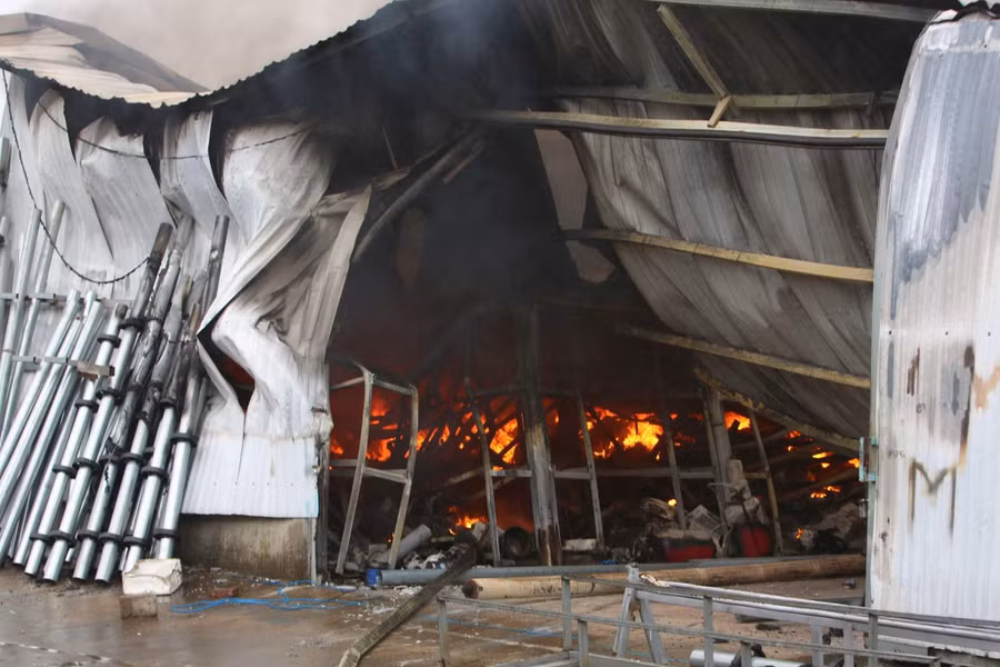 Đến khoảng gần 9h, lửa bên trong kho xưởng vẫn còn cháy.