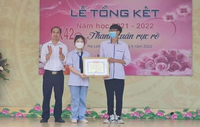 Nguyễn Đăng Phương và Đoàn Phương Thảo được trường THPT Ngô Quyền, Quảng Ninh vinh danh khen thưởng. Ảnh: NVCC Nguyễn Đăng Phương và Đoàn Phương Thảo được trường THPT Ngô Quyền, Quảng Ninh vinh danh khen thưởng. Ảnh: NVCC