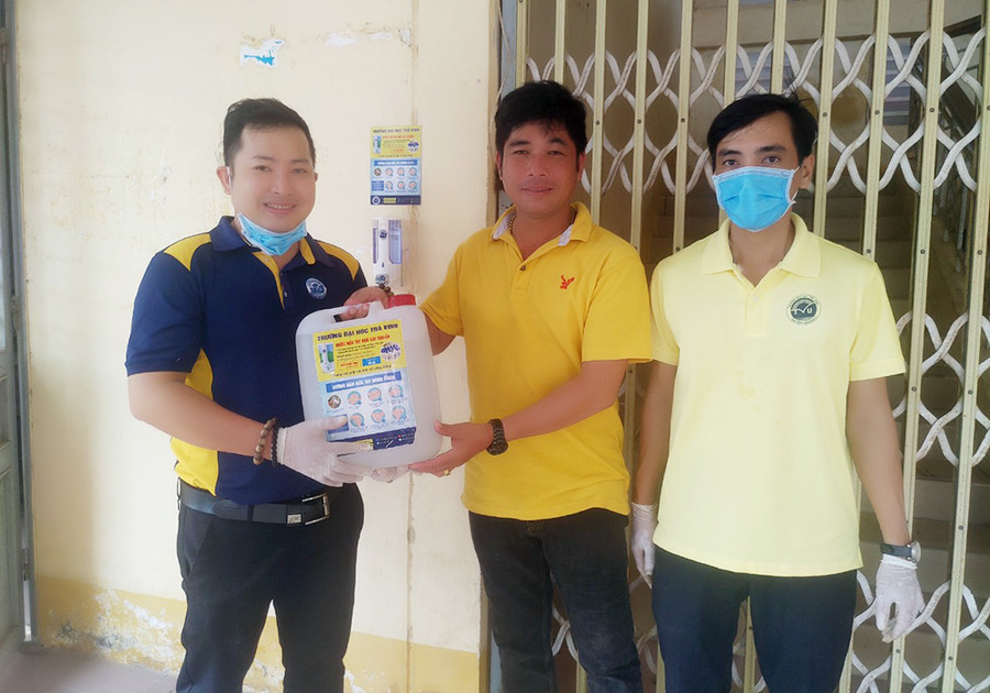 Trao tặng cho các nhà trường Trao tặng cho các nhà trường