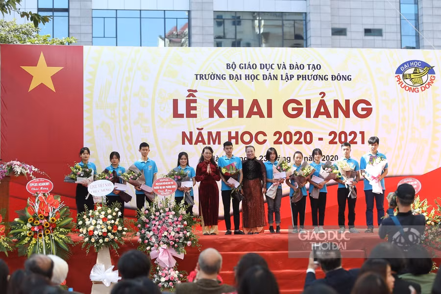 Cũng trong buổi lễ, những xuất học bổng, bằng khen cho sinh viên có thành tích học tập tốt đã được trao.