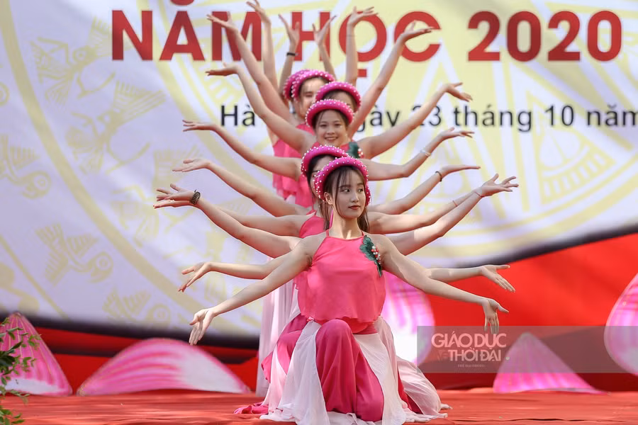 Lễ khai giảng trường Đại học Phương Đông với nhiều màn trình diễn nghệ thuật của giảng viên và sinh viên nhà trường.