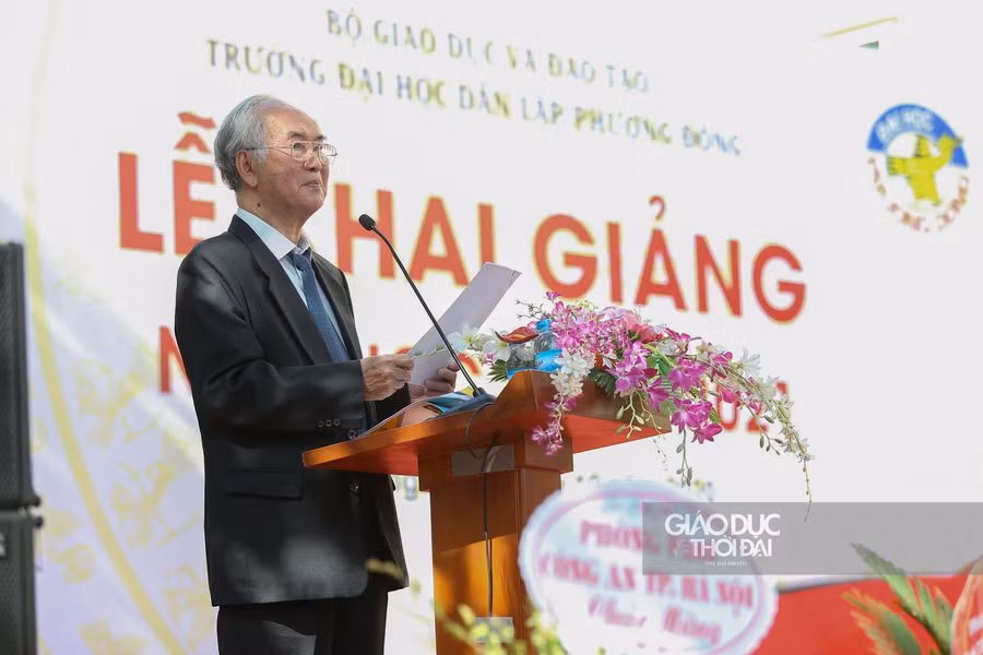 PGS. TS. Bùi Thiện Dụ - Hiệu trưởng nhà trường phát biểu tại Lễ khai giảng.