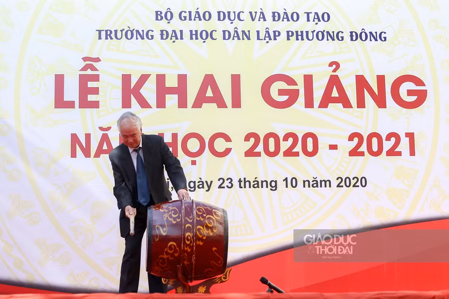 PGS. TS. Bùi Thiện Dụ đánh trống khai giảng năm học mới 2020-2021.