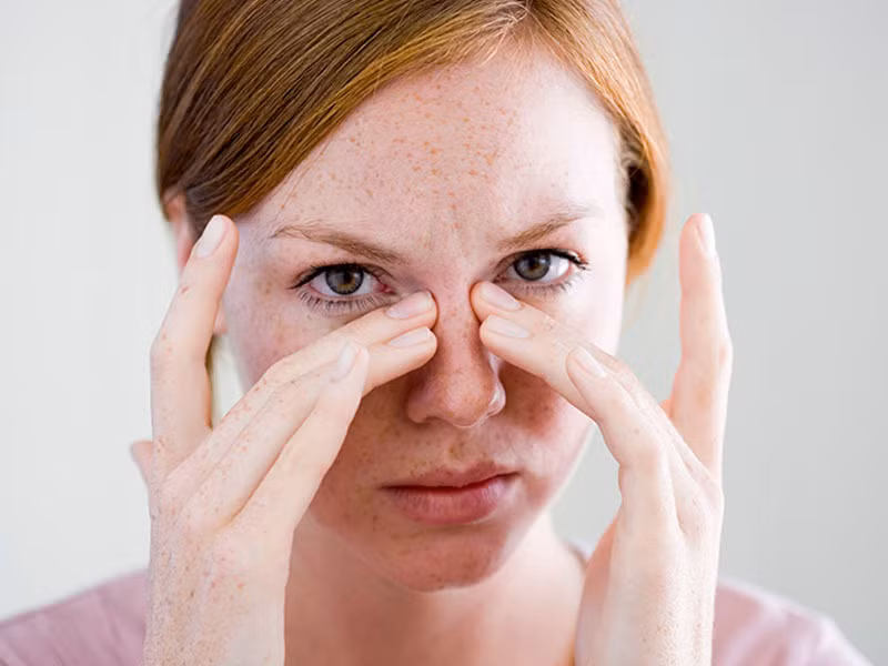 Day huyệt bên hốc mũi trong khoảng 3 phút để giúp giảm nghẹt mũi