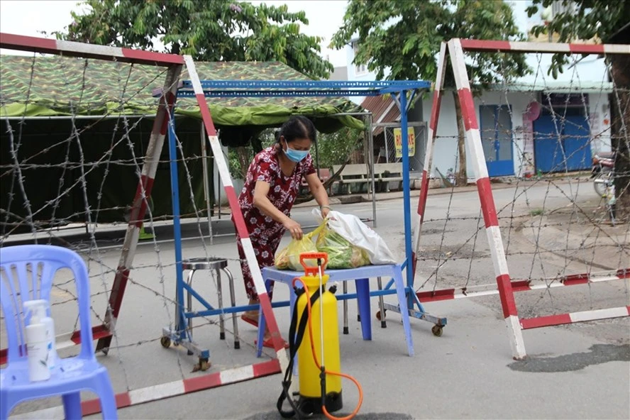 Khoanh vùng nơi cư trú của ca dương tính Covid-19 được ghi nhận vào đêm 26/5 ở xã Thới Tam Thôn, huyện Hóc Môn. Ảnh: Lao động