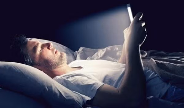Sử dụng điện thoại quá nhiều trước giờ đi ngủ có thể gây nên tình trạng ngủ không sâu giấc hay nằm mơ