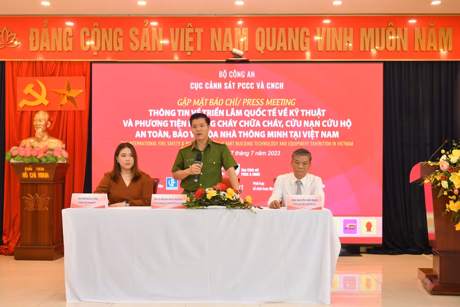 Ban tổ chức giải đáp các câu hỏi của phóng viên về triển lãm.