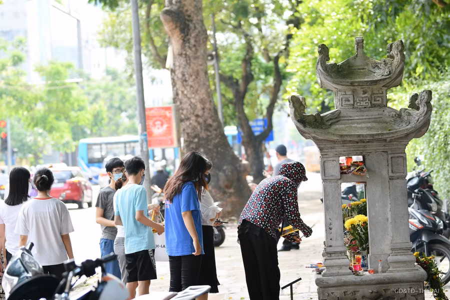 Tại cổng Văn Miếu - Quốc Tử Giám nhiều phụ huynh, cùng với sĩ tử chuẩn bị thi vào lớp 10 đến vái vọng cầu may.