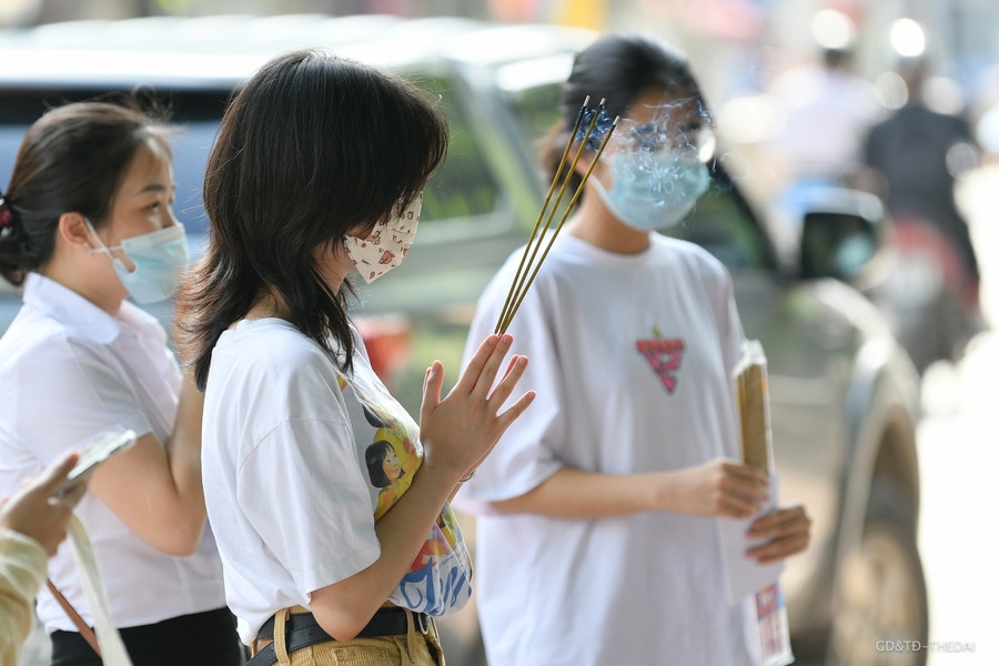 Phụ huynh, sĩ tử vái vọng cầu may bên ngoài Văn Miếu trước kỳ thi vào lớp 10 ảnh 6