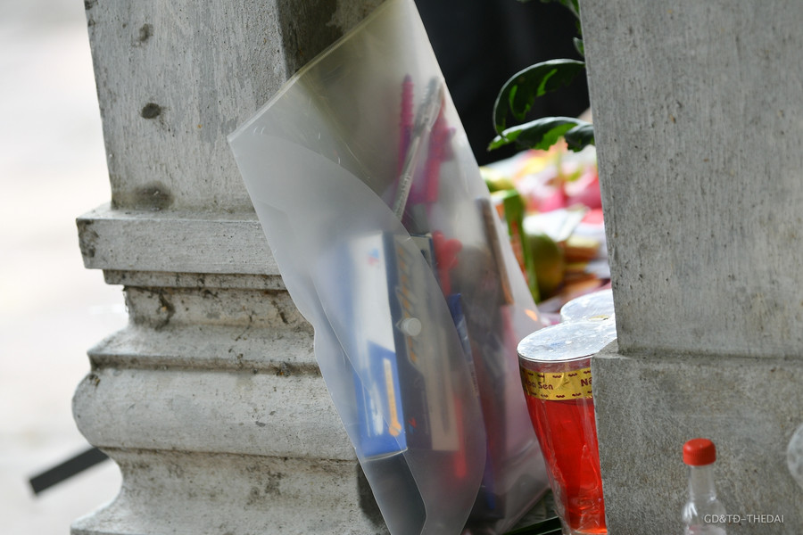 Nhiều sĩ tử còn mang lễ là bút, vở....