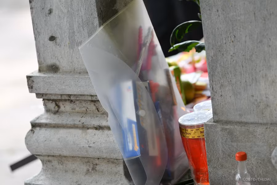 Nhiều sĩ tử còn mang lễ là bút, vở....