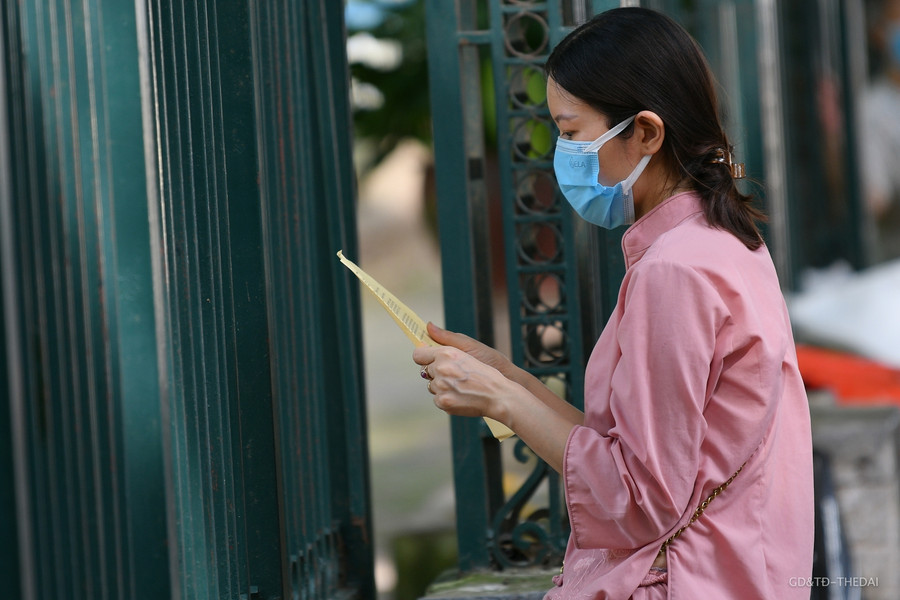 Phụ huynh, sĩ tử vái vọng cầu may bên ngoài Văn Miếu trước kỳ thi vào lớp 10 ảnh 3