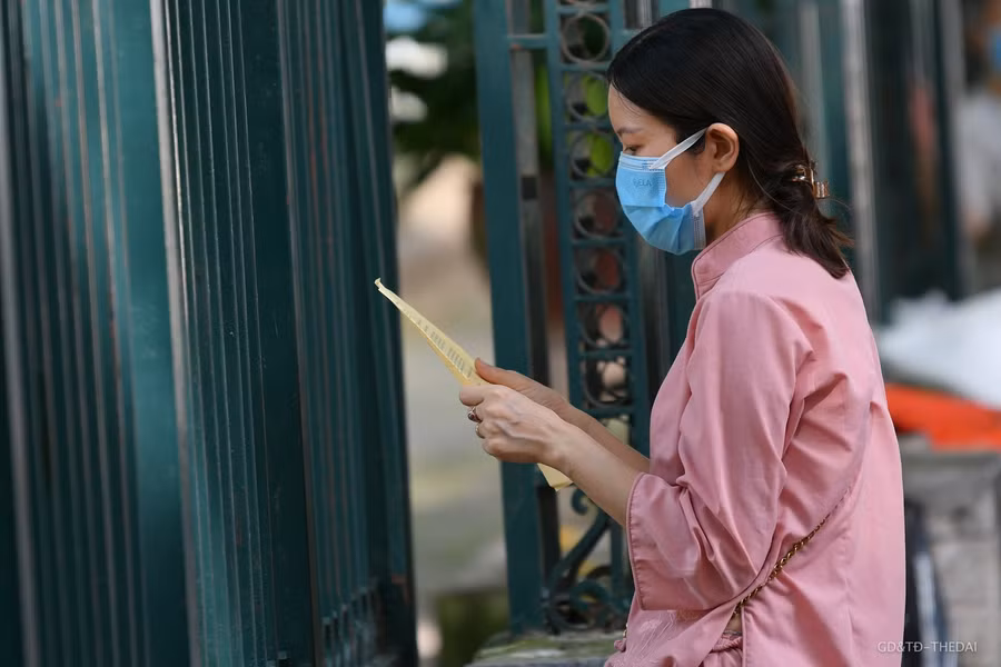 Phụ huynh, sĩ tử vái vọng cầu may bên ngoài Văn Miếu trước kỳ thi vào lớp 10 ảnh 3