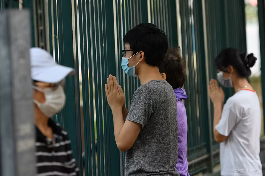 Trước tình hình diễn biến phức tạp của dịch bệnh Covid-19 trong cộng đồng, thực hiện chỉ đạo của UBND TP Hà Nội, các điểm di tích, chùa, đền đều đóng cửa không đón khách thăm quan.