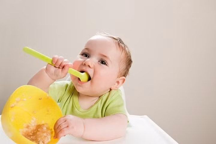 Dạy trẻ cách cầm thìa nhanh chóng