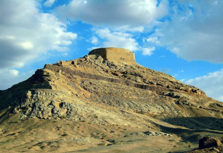 Bí ẩn rợn người ở Ngọn tháp im lặng của Iran - Ảnh 4 Bi an ron nguoi o Ngon thap im lang cua Iran - Anh 4