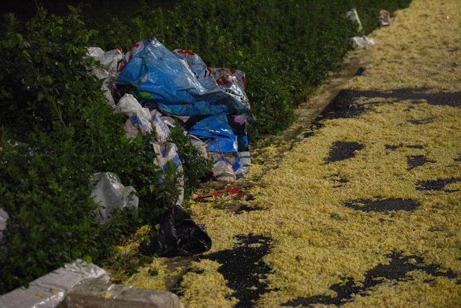 Không chỉ vậy, da chân của gia cầm được vứt, phơi nơi đây bị phân hủy gây mùi rất khó chịu.