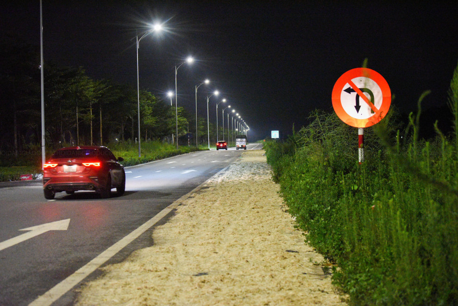 Theo anh Tài, người hay đi qua tuyến đường trên cho biết, lông và da chân của gia cầm đã xuất hiện ở đây từ lâu. Ngày nắng, gió... xe đi qua lông bay khắp nơi, mùi rất khó chịu.