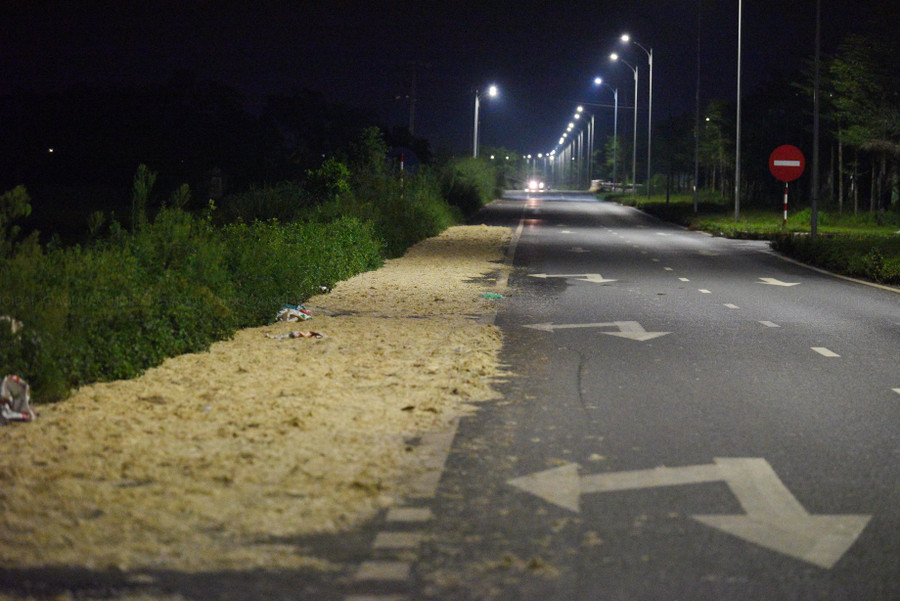 Dọc tuyến đường dài khoảng hơn 200m là lông gia cầm và da chân gia cầm khiến nhiều người đi ngang qua phải &apos; ngao ngán&apos;.