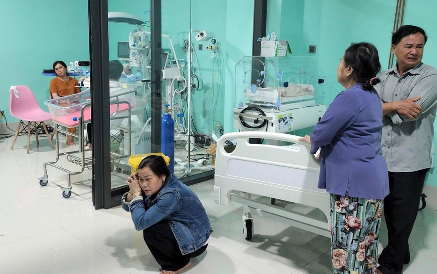 Người thân đau đớn, xót xa vì cái chết chưa rõ nguyên nhân của cháu H. Người thân đau đớn, xót xa vì cái chết chưa rõ nguyên nhân của cháu H.