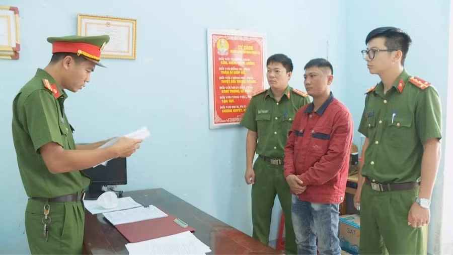 Cơ quan CSĐT thi hành lệnh bắt tạm giam đối tượng Nguyễn Văn Long (ảnh: Sỹ Đức).