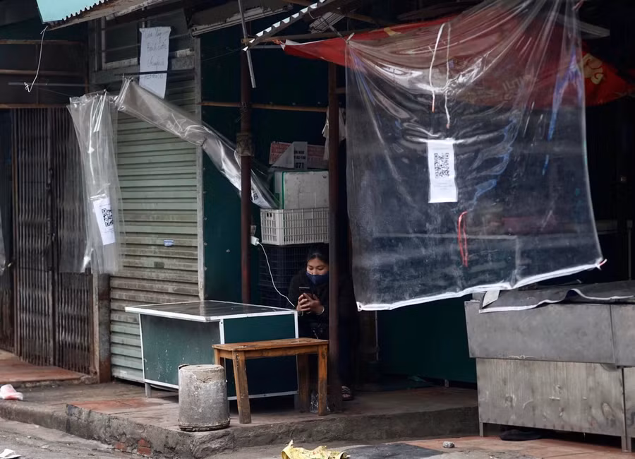 Bất chấp yêu cầu dừng hoạt động, tiểu thương chợ Nam Đồng vẫn lén lút bán hàng ảnh 2