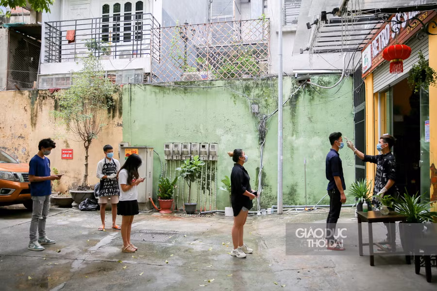 Ghi nhận tại một quán cà phê khu vực Giảng Võ - Ba Đình - Hà Nội, mọi người đến thưởng thức đồ uống đều phải đeo khẩu trang và xếp hàng đo nhiệt độ.