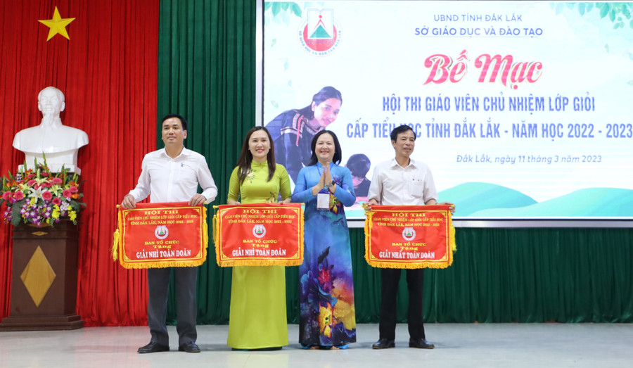 Mặc dù là huyện vùng sâu, vùng xa nhưng các thầy cô giáo tại huyện Lắk đã xuất sắc mang về giải Nhất toàn đoàn tại Hội thi.