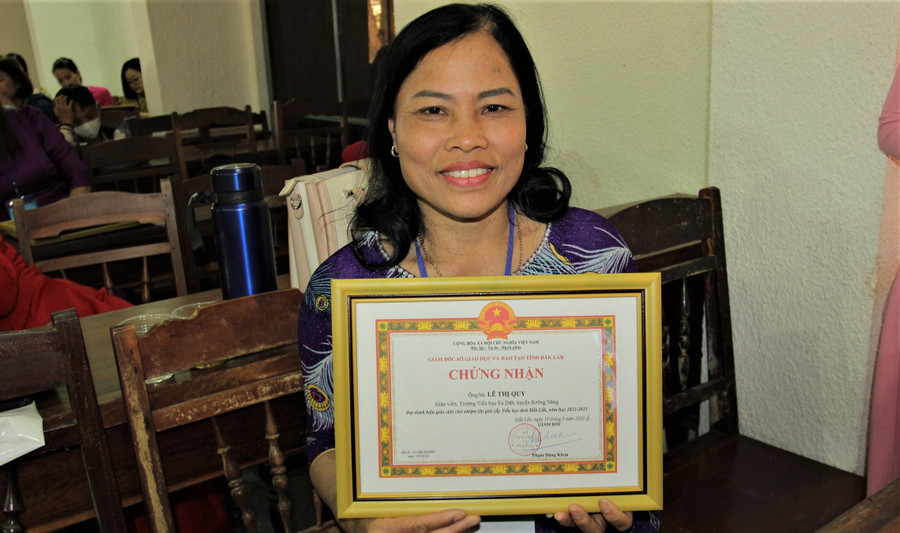Là thí sinh lớn tuối nhất (54 tuổi), nhưng cô giáo Lê Thị Quy đến từ phòng GD&ĐT Krông Năng vẫn hoàn thành xuất sắc các yêu cầu của Hội thi.