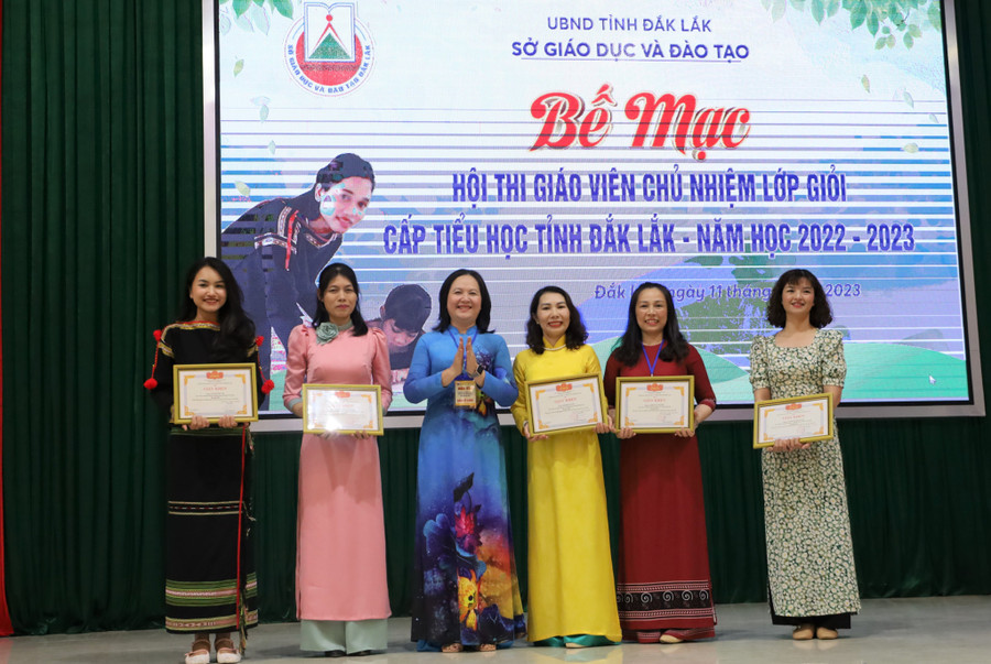 Ban tổ chức trao giải Nhất cho 5 cô giáo.