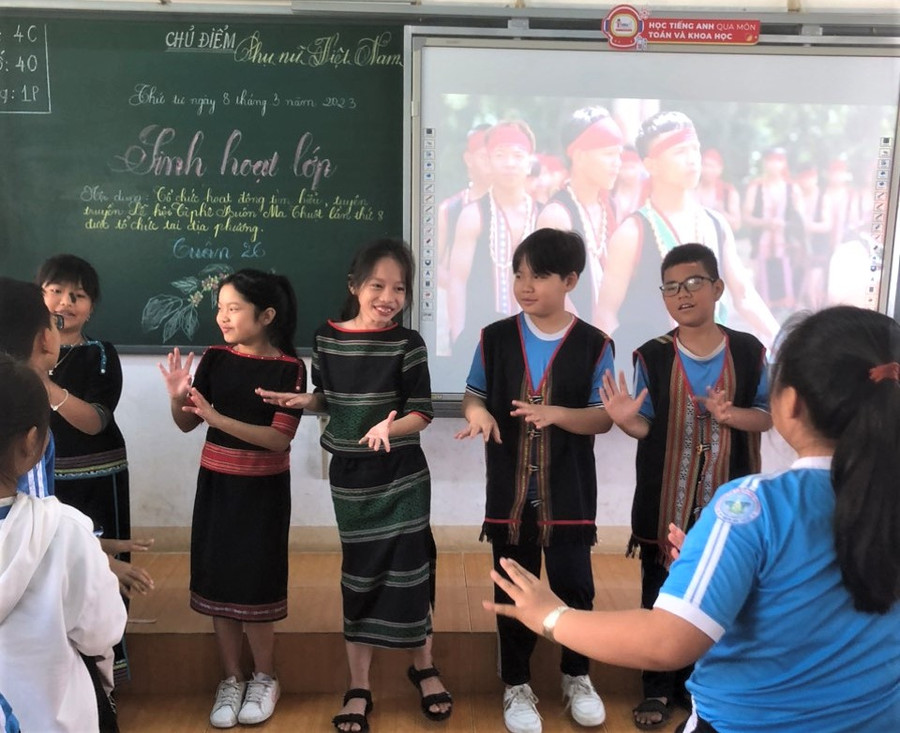 Các em học sinh trong một tiết sinh hoạt chủ nhiệm lớp do giáo viên dự thi thực hiện.