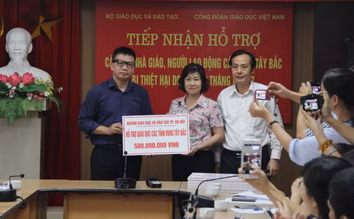 Công đoàn ngành Giáo dục & Đào tạo trao số tiền quyên góp cho Công đoàn Giáo dục Việt Nam hỗ trợ CBNGNLĐ các tỉnh Tây Bắc bị mưa lũ gây hại.