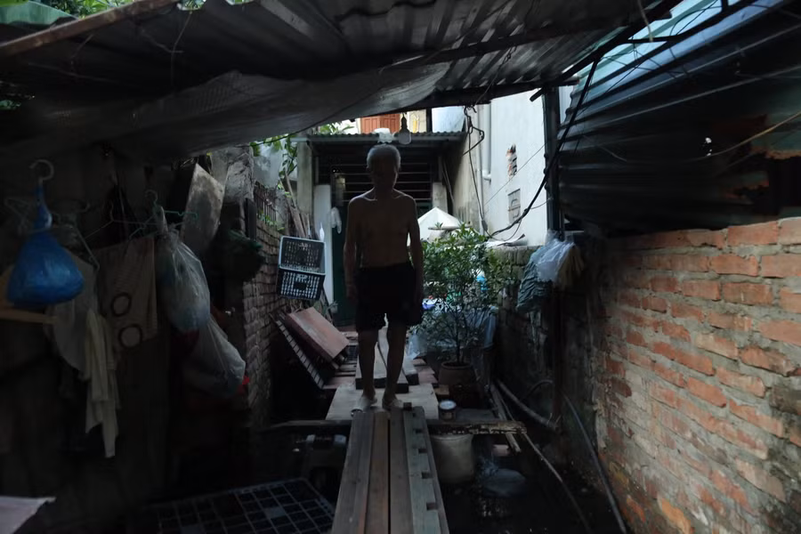 Người dân phải bắc “cầu khỉ” vào nhà như ở miền Tây sông nước dù đang sống giữa lòng Thủ đô.