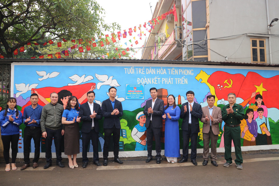 Cùng với đó nhiều hoạt động như khánh thành sân chơi, tủ sách cho thiếu nhi và công trình tranh tường bích họa tại xã nông thôn mới nâng cao; tổ chức ra quân các đội hình vệ sinh môi trường; tuyên truyền lưu động, cấp thẻ căn cước công dân, tài khoản định danh điện tử cho đoàn viên, thanh niên; tổ chức khám bệnh, phát thuốc miễn phí cho cựu thanh niên xung phong có hoàn cảnh khó khăn… đã được đồng loạt diễn ra trong ngày.