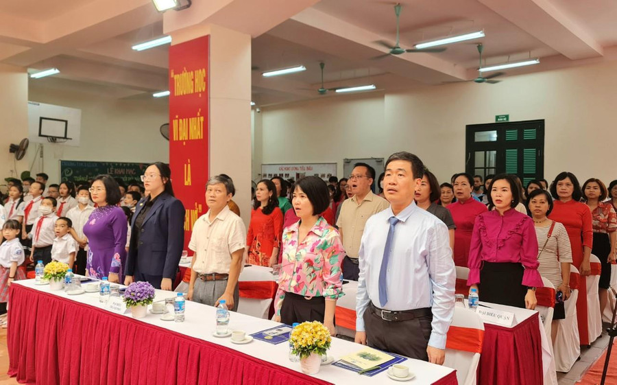 Hưởng ứng Tuần lễ học tập suốt đời, tại các trường học trên địa bàn quận có nhiều hoạt động ý nghĩa, được học sinh đón đợi như: Triển khai thẻ đọc sách; phát động xây dựng thư viện xanh; hướng dẫn cách tìm hiểu kiến thức trên internet; hướng dẫn kỹ năng giao tiếp, ứng xử văn minh; tham gia chương trình “Trường học xanh - Vì một Hà Nội xanh” và “Trường học không rác thải”… Hưởng ứng Tuần lễ học tập suốt đời, tại các trường học trên địa bàn quận có nhiều hoạt động ý nghĩa, được học sinh đón đợi như: Triển khai thẻ đọc sách; phát động xây dựng thư viện xanh; hướng dẫn cách tìm hiểu kiến thức trên internet; hướng dẫn kỹ năng giao tiếp, ứng xử văn minh; tham gia chương trình “Trường học xanh - Vì một Hà Nội xanh” và “Trường học không rác thải”…