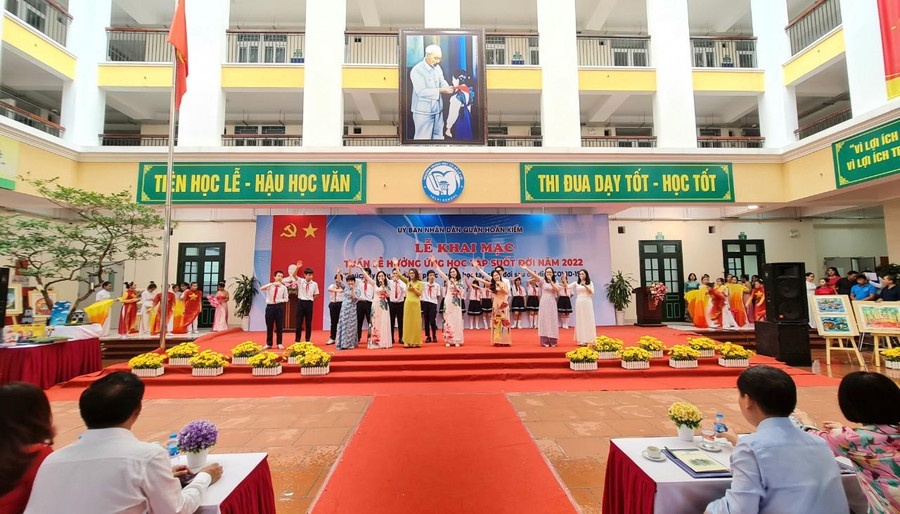 Văn nghệ chào mừng lễ khai mạc. Văn nghệ chào mừng lễ khai mạc.
