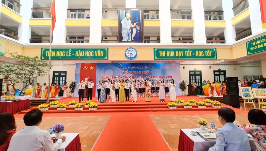 Văn nghệ chào mừng lễ khai mạc.