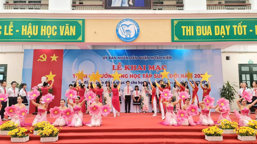 Mô hình gia đình học tập, dòng họ học tập được xây dựng và duy trì; nhiều học sinh có hoàn cảnh khó khăn được tạo điều kiện để học tập và vươn lên trong cuộc sống. Mô hình gia đình học tập, dòng họ học tập được xây dựng và duy trì; nhiều học sinh có hoàn cảnh khó khăn được tạo điều kiện để học tập và vươn lên trong cuộc sống.