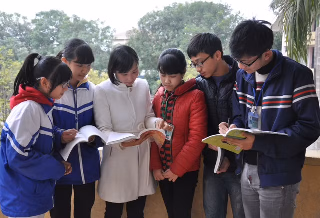 Cô Phạm Thị Hiền đang trao đổi bài với học sinh