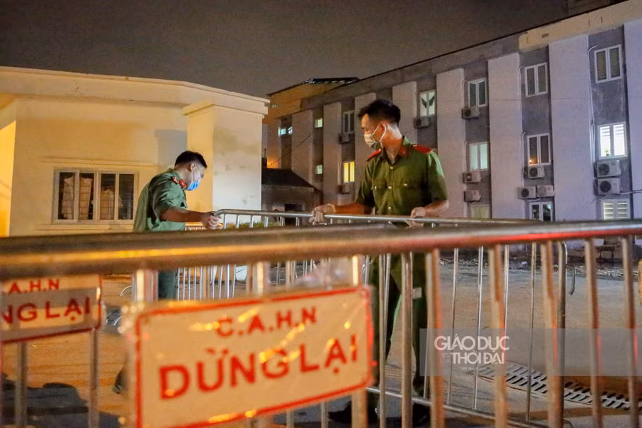 Cũng trong tối ngày 19/8 lực lượng chức năng đã tiến hành lập rào chắn phía bên ngoài cổng viện.