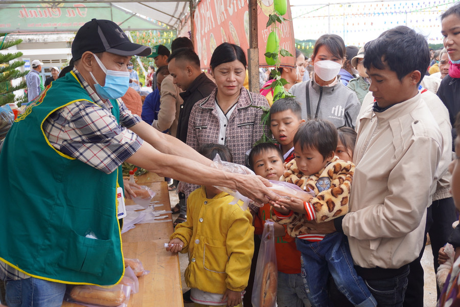 Những phần quà ý nghĩa được tặng cho trẻ em Tu Mơ Rông. Những phần quà ý nghĩa được tặng cho trẻ em Tu Mơ Rông.