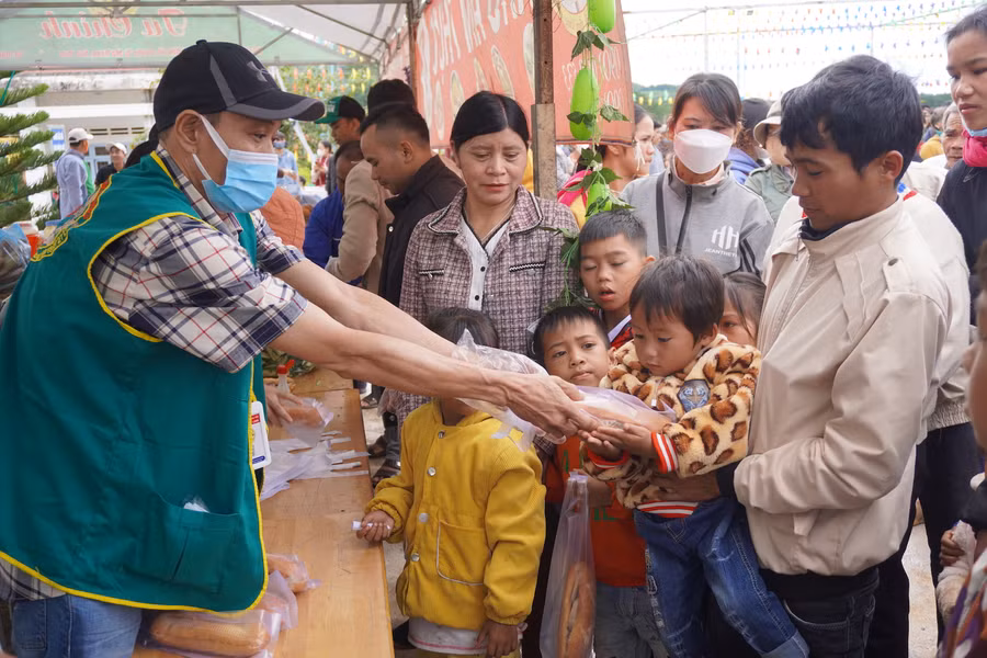 Những phần quà ý nghĩa được tặng cho trẻ em Tu Mơ Rông.